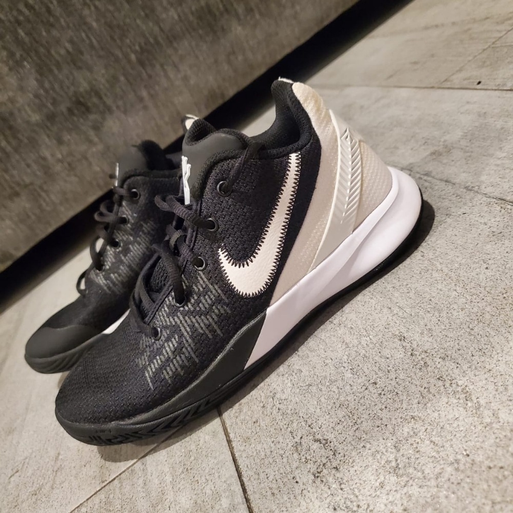 Used in excellent condition Kyrie sneakers youth size 6